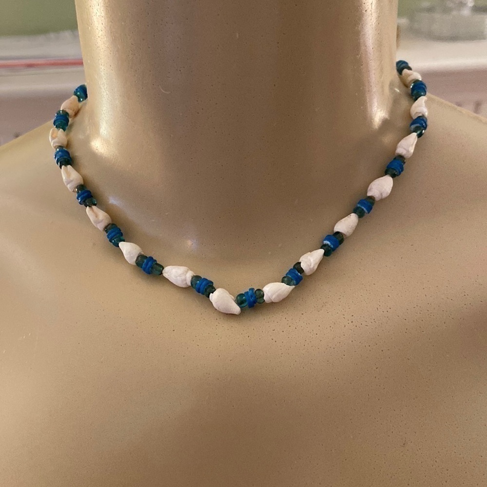 𝅺SWEET choker in white, turquoise and ocean blue made of Tiny conch seashells.